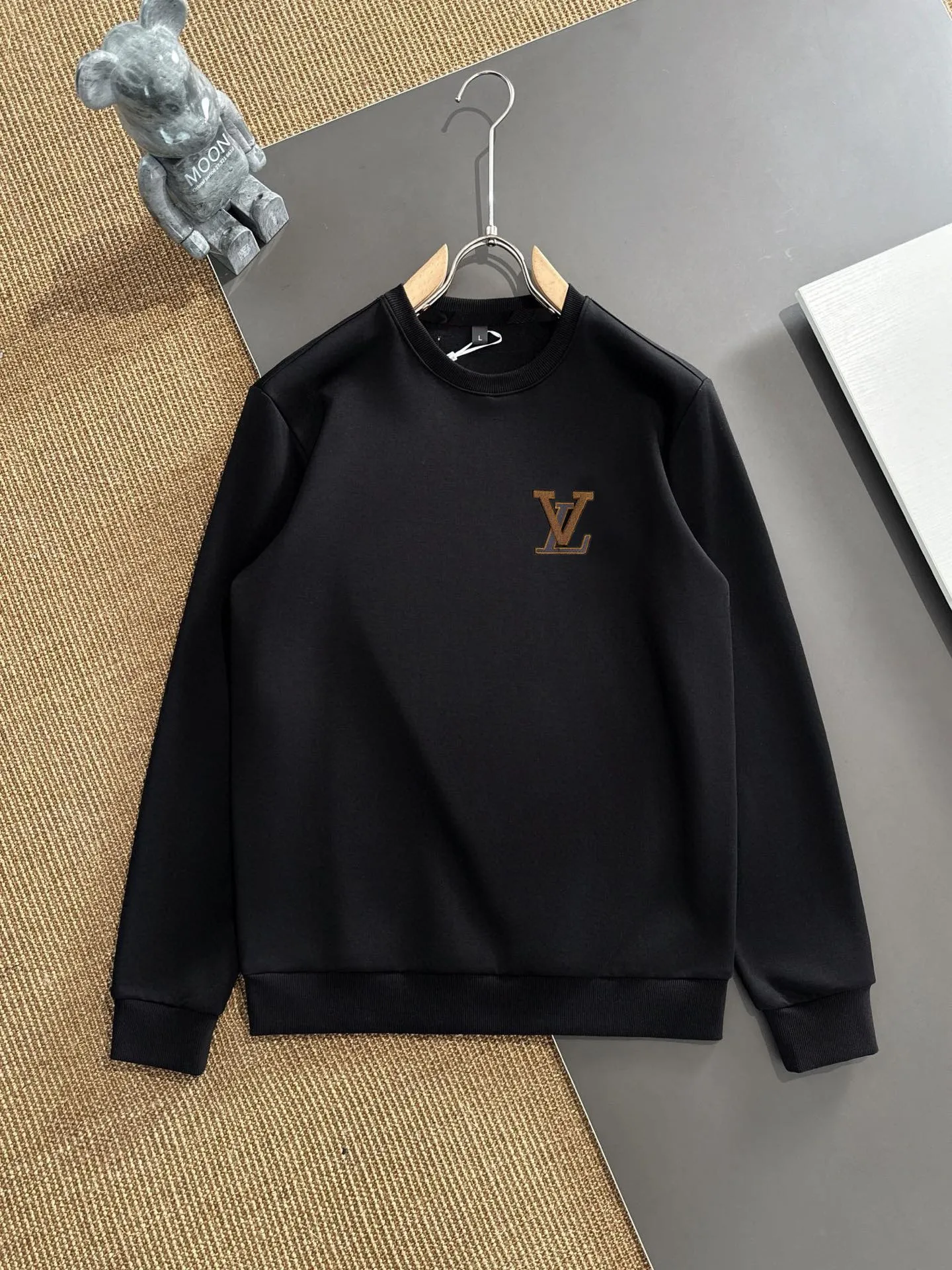🅿️380 direct batch [LV Louis Vuitton] (Fat Man Gospel) hot-selling suit is coming. Focus on the original version of the official website. 2025 new hot-selling sweatshirt suit. The original order is the best. 🇭🇰The meticulous work of top designers. Just for a fitting and perfect upper body effect. 100% natural high-quality Roman cotton, close-fitting comfort, noble and elegant! Original hardware embodies elegance and nobility! Counter size: M-5XL (maximum wear up to 220 pounds)